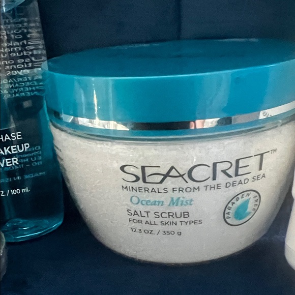 Seacret Skincare Set with Blue Accents - Picture 4 of 5